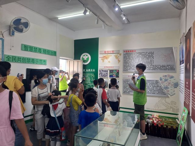 三鄉(xiāng)鎮(zhèn)開展“拒絕毒品，你我同行“禁毒教育基地參觀活動照片1.jpg